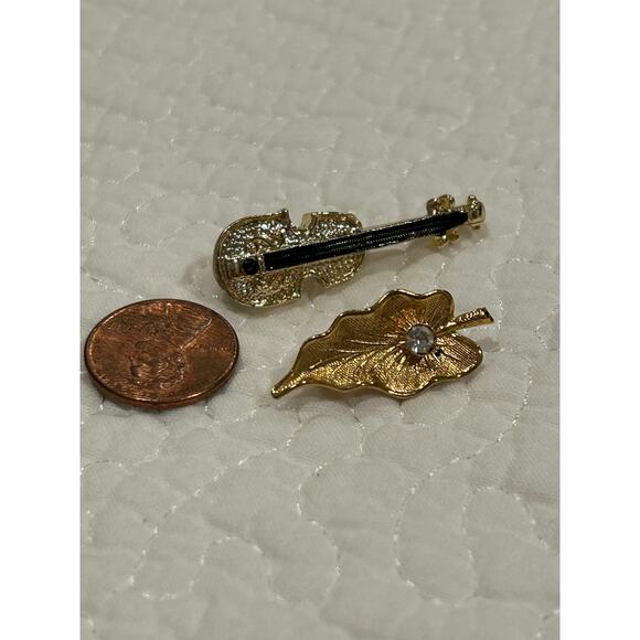 Lot 8 VTG Brooches Pins Cameo Violin Cat Leaf Rhinestone Lucky Horseshoe Event - Picture 5 of 9